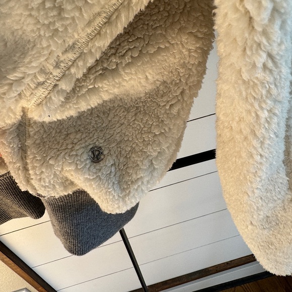 Lululemon Reversible Sherpa and Gray Crop Jacket in Size Medium new w/o tags - Picture 3 of 5